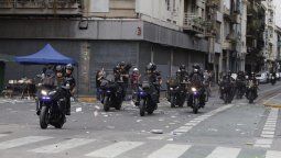 Nuestras Fuerzas actuarán, le avisa el Gobierno a los periodistas que cubran manifestaciones contra la reforma laboral. Nuestras Fuerzas actuarán, le avisa el Gobierno a los periodistas que cubran manifestaciones contra la reforma laboral.