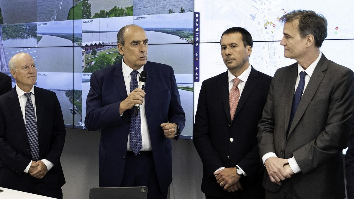 El Jefe de Gobierno, Guillermo Francos, junto con representantes de los usuarios de la hidrovía. El Jefe de Gobierno, Guillermo Francos, junto con representantes de los usuarios de la hidrovía.