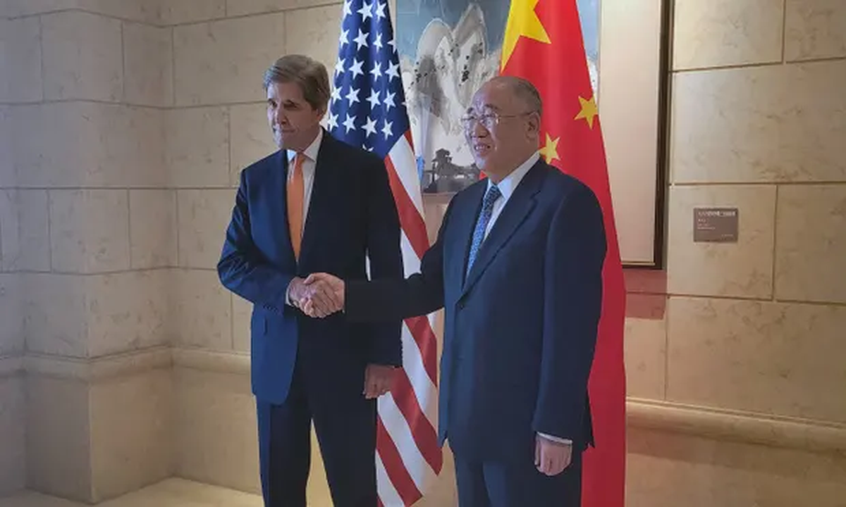 John Kerry, el enviado presidencial especial de USA para el clima, se reúne con su homólogo de China, Xie Zhenhua, en Beijing para abordar el cambio climático.