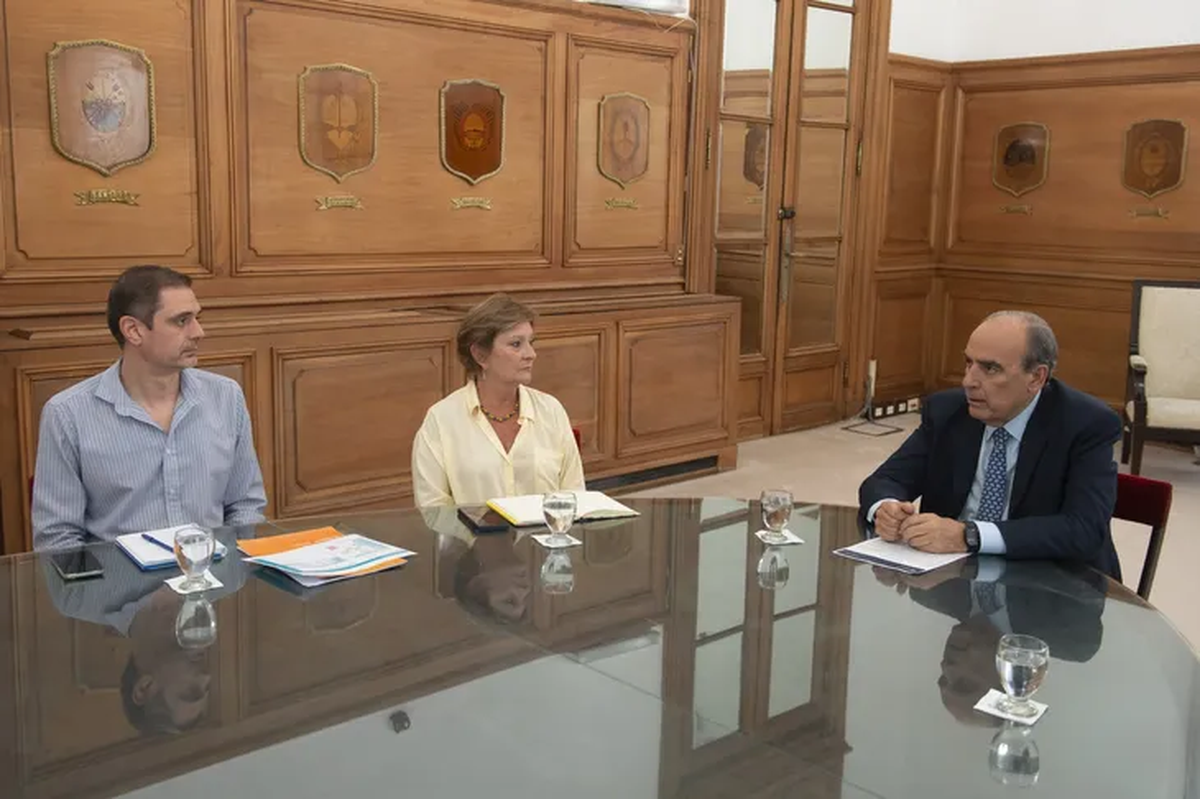 El ministro Guillermo Francos se reunió con la subsecretaria de Ambiente, Ana Lamas, para analizar la situación de los incendios en Patagonia, bajo amenaza con las altas temperaturas. El ministro Guillermo Francos se reunió con la subsecretaria de Ambiente, Ana Lamas, para analizar la situación de los incendios en Patagonia, bajo amenaza con las altas temperaturas.