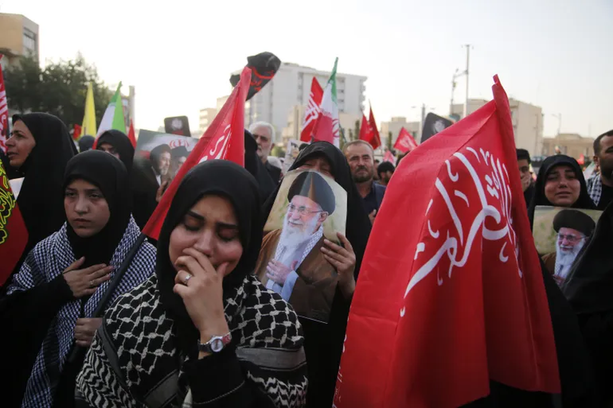 Millones de personas se congregan en las calles de Teher&aacute;n para asistir a la ceremonia de despedida del exl&iacute;der supremo de Ir&aacute;n, Ali Khamenei, quien muri&oacute; en un ataque reivindicado por Israel [Fatemeh Bahrami/Anadolu v&iacute;a Getty Images]. &nbsp;