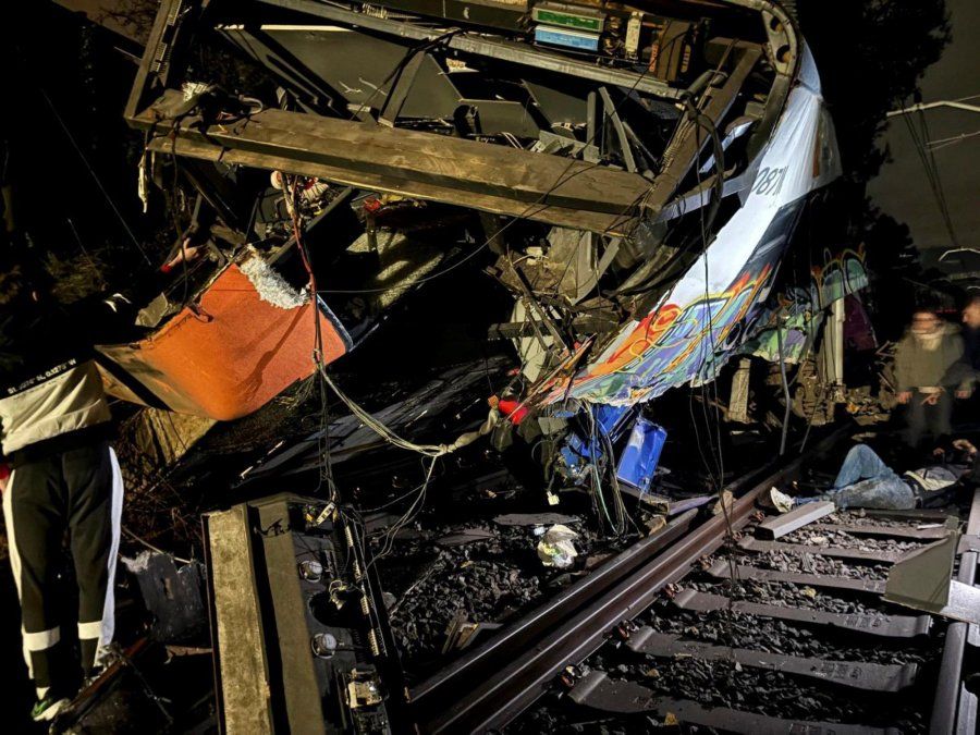 FJGfEBLfN_2000x1500__1