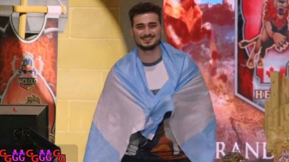 Un gamer de Canadá sorprendió a Argentina al festejar su triunfo en el Mundial de Age of Empires II con una bandera albiceleste. Enterate por qué esta conexión.