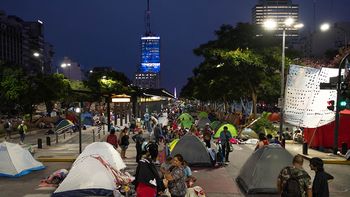 El acampe piquetero frente a Desarrollo Social antes del levantamiento de la protesta (Foto: Télam) El acampe piquetero frente a Desarrollo Social antes del levantamiento de la protesta (Foto: Télam)