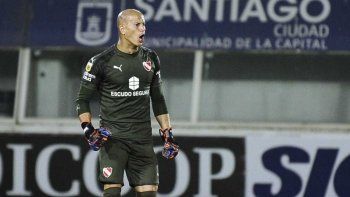 Sebastián Sosa atajando para Independiente. Sebastián Sosa atajando para Independiente.