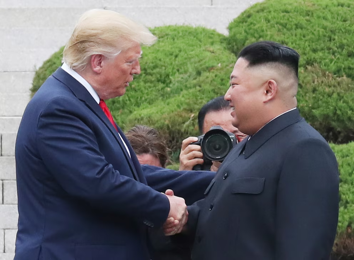 Donald Trump y el l&iacute;der norcoreano Kim Jong Un, en un encuentro previo; el presidente estadounidense asegur&oacute; que volver&aacute;n a reunirse antes de que termine el a&ntilde;o (EFE/EPA/YONHAP)