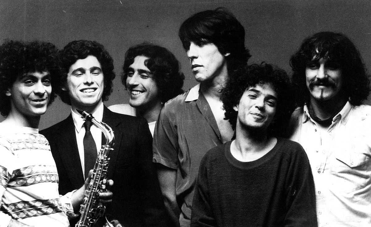 Andrés Calamaro integró Los Abuelos de la Nada como tecladista y fue autor de algunos de sus principales hits: "Mil horas" y "Sin gamulán". Andrés Calamaro integró Los Abuelos de la Nada como tecladista y fue autor de algunos de sus principales hits: "Mil horas" y "Sin gamulán".