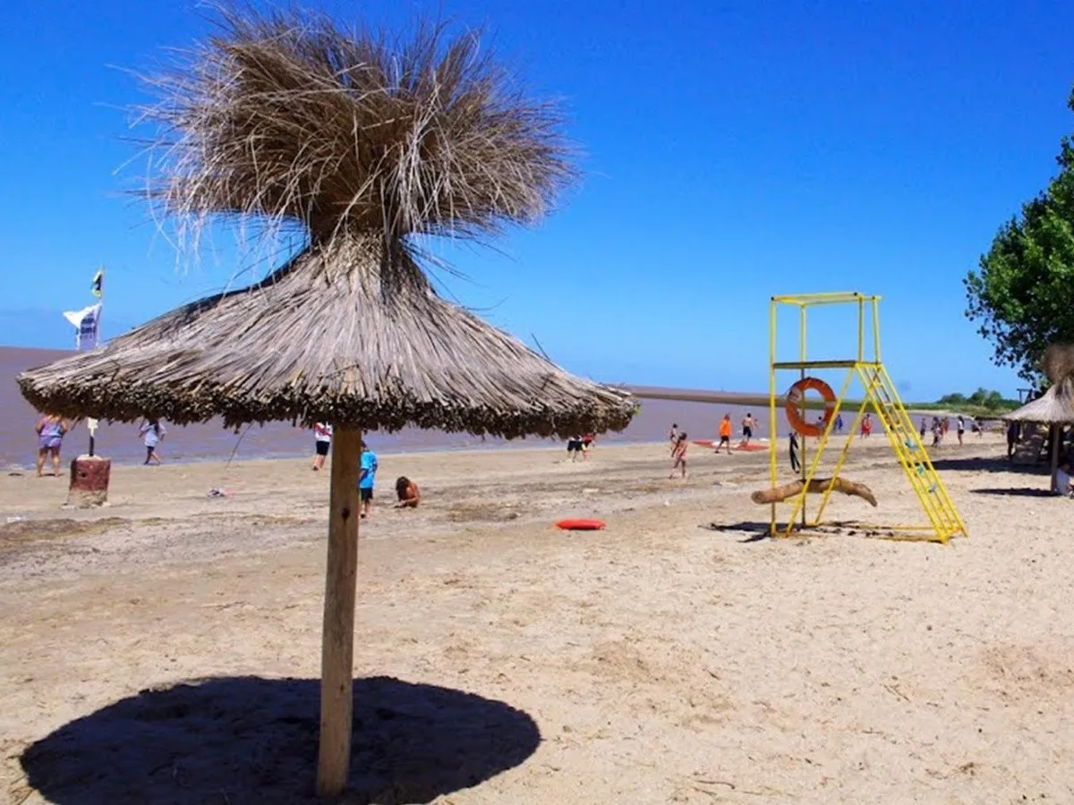 Una espectacular playa a pocos kilómetros de Buenos Aires. (Foto: Crónica). Una espectacular playa a pocos kilómetros de Buenos Aires. (Foto: Crónica).
