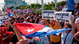 Mi pueblo pide libertad, no más doctrinas Ya no gritemos patria o muerte sino patria y vida Y empezar a construir lo que soñamos Lo que destruyeron con sus manos Que no siga corriendo la sangre Por querer pensar diferente ¿Quién le dijo que Cuba es de ustedes? Si mi Cuba es de toda mi gente ya se venció tu tiempo, se rompió el silencio.