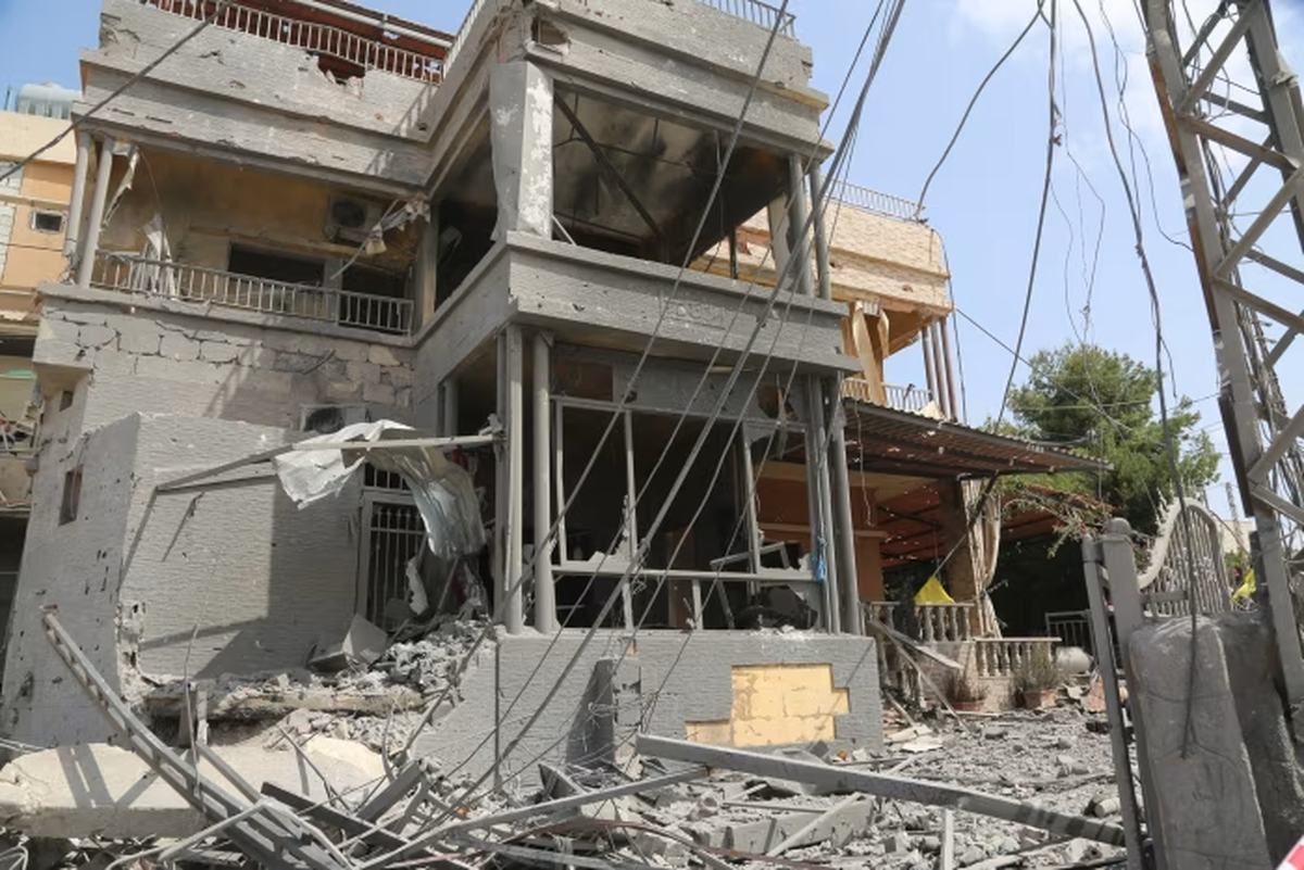 Destrucci&oacute;n en la calle principal de Naqura tras los ataques israel&iacute;es&nbsp;&copy; Mohammad Zinaty/FT
