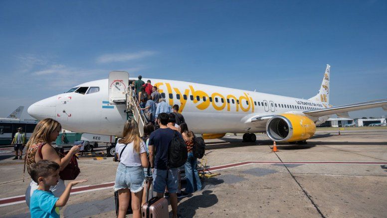 Tensión en Flybondi: Trabajadores siguen sin sueldos completos y activan una asamblea en Ezeiza