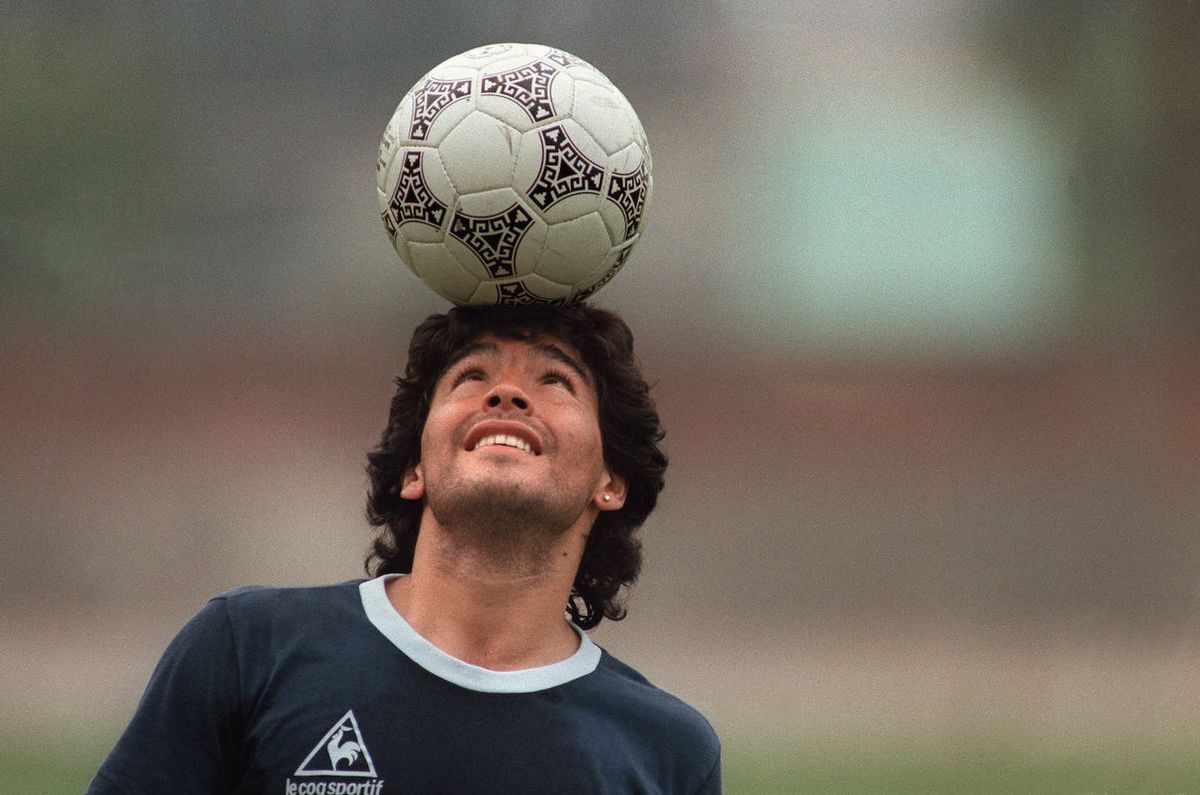 Diego Maradona hubiera cumplido 66 años y el mundo del fútbol lo homenajeó en redes sociales.&nbsp;