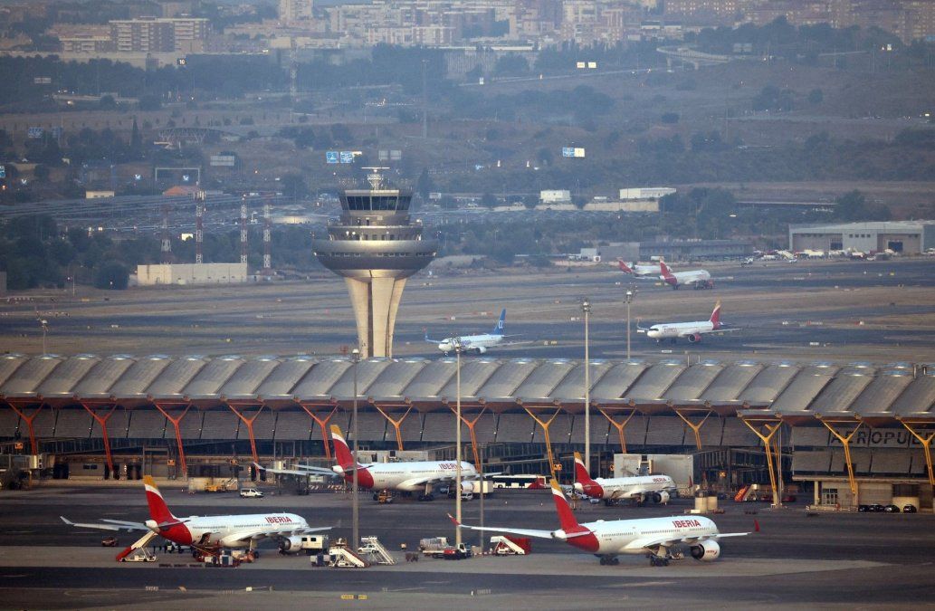 El aeropuerto Adolfo Suárez Madrid-Barajas, uno de los principales puntos de entrada a España y al espacio Schengen, donde los nuevos controles del sistema EES podrían aumentar los tiempos de espera en frontera. El aeropuerto Adolfo Suárez Madrid-Barajas, uno de los principales puntos de entrada a España y al espacio Schengen, donde los nuevos controles del sistema EES podrían aumentar los tiempos de espera en frontera.