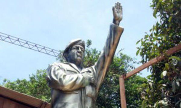 Estatua de Hugo Chávez antes de ser inaugurada