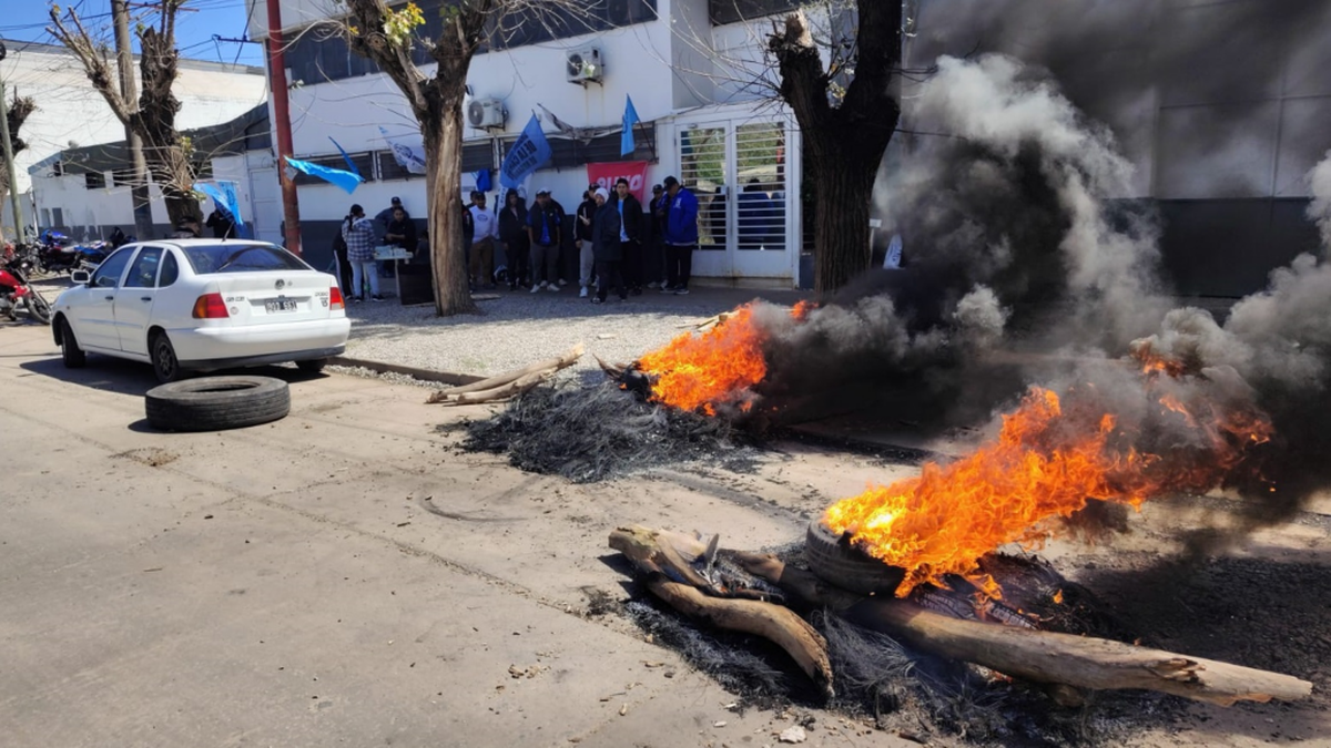 Siete meses de conflicto y falta de respuestas empresariales. Siete meses de conflicto y falta de respuestas empresariales.