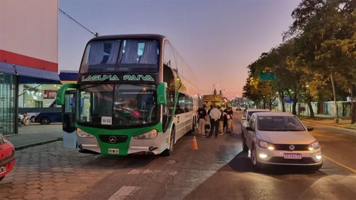 El micro que trasladaba a los gendarmes (Foto: DIario La Capital)