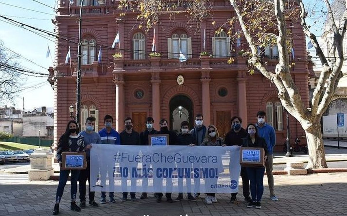 Jóvenes universitarios estallaron contra el diario La Capital de Rosario. 