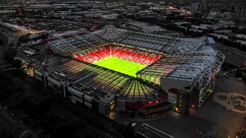 Manchester United en venta, incluyendo el estadio Old Trafford. Manchester United en venta, incluyendo el estadio Old Trafford.