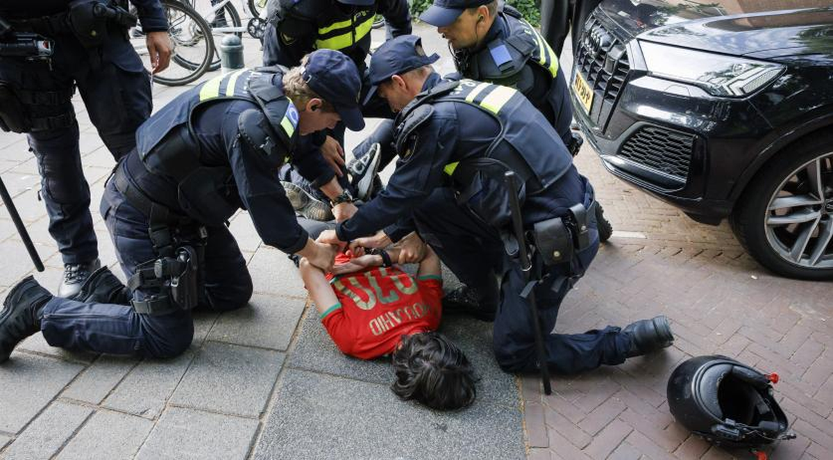 La policía detiene a una persona mientras la policía antidisturbios y un cañón de agua se despliegan en un barrio residencial tras la victoria de Marruecos sobre los Países Bajos en la Copa del Mundo. 30 de junio de 2026. | JOHN VAN DER TOL / ANP - La policía detiene a una persona mientras la policía antidisturbios y un cañón de agua se despliegan en un barrio residencial tras la victoria de Marruecos sobre los Países Bajos en la Copa del Mundo. 30 de junio de 2026. | JOHN VAN DER TOL / ANP -