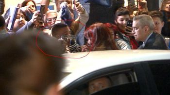 Un hombre estaba armado en las afueras de la casa de CFK. Un hombre estaba armado en las afueras de la casa de CFK.