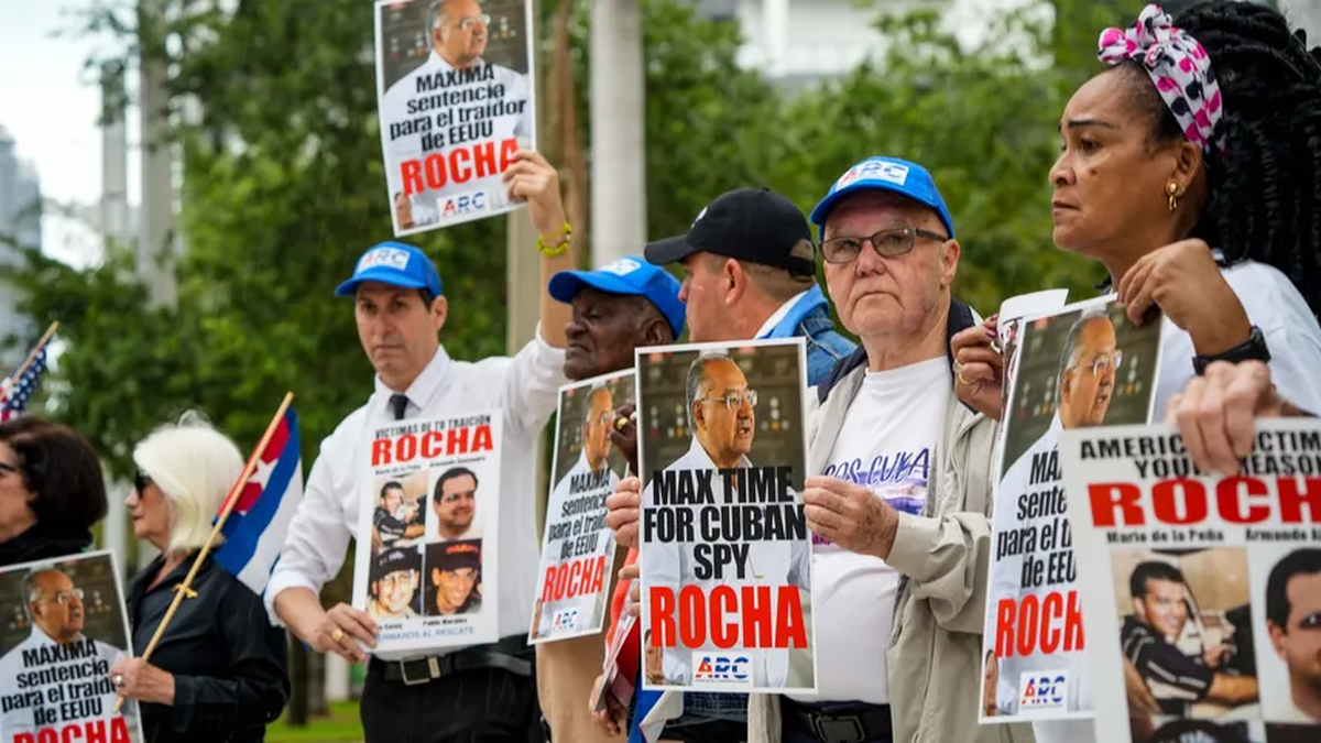 Exiliados cubanos piden desde Miami la pena máxima contra Rocha. Exiliados cubanos piden desde Miami la pena máxima contra Rocha.