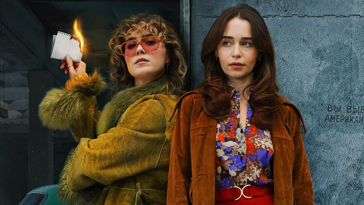 Dos secretarias, espionaje y conspiraciones en esta miniserie que se mira al toque. Una historia adictiva, ágil y brillantísima para ver ya en Prime Video.