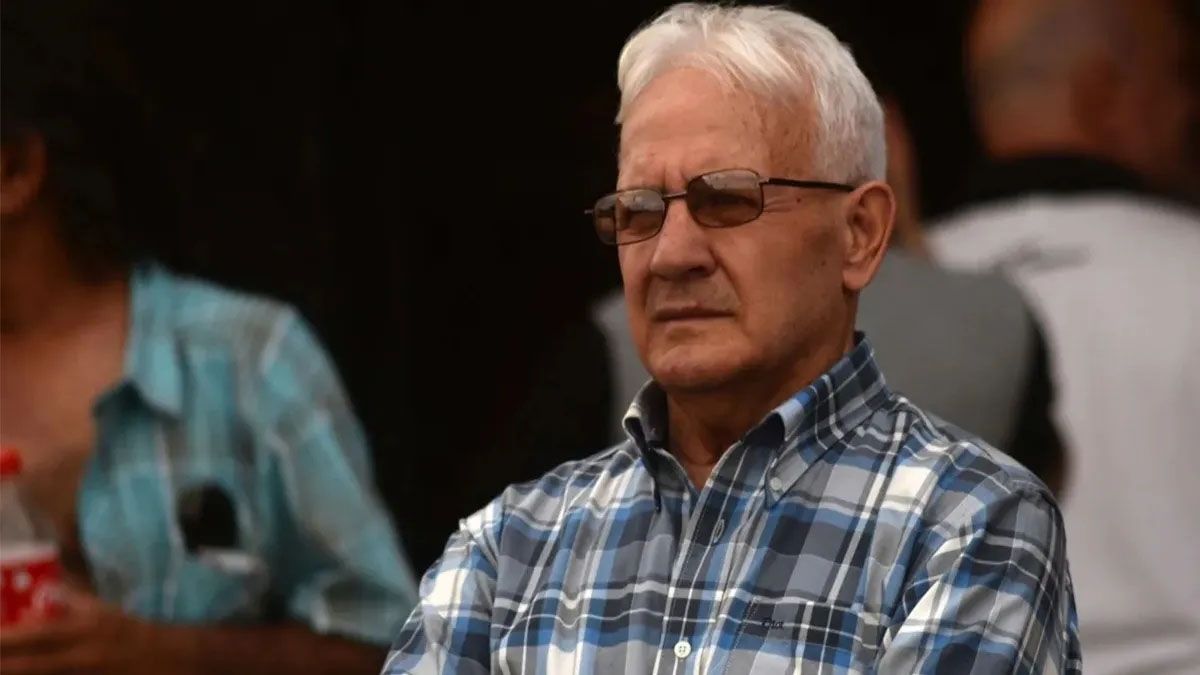 Un dirigente opositor de El Porvenir apuntó a que el presidente, Enrique Merelas, debería irse del club “esposado y en patrullero”. Un dirigente opositor de El Porvenir apuntó a que el presidente, Enrique Merelas, debería irse del club “esposado y en patrullero”. 