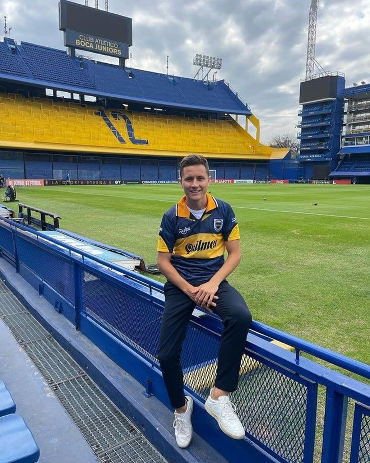 Ander Herrera, la estrella española con la camiseta de Boca en La Bombonera cuando estuvo de visita en Buenos Aires. Ander Herrera, la estrella española con la camiseta de Boca en La Bombonera cuando estuvo de visita en Buenos Aires.