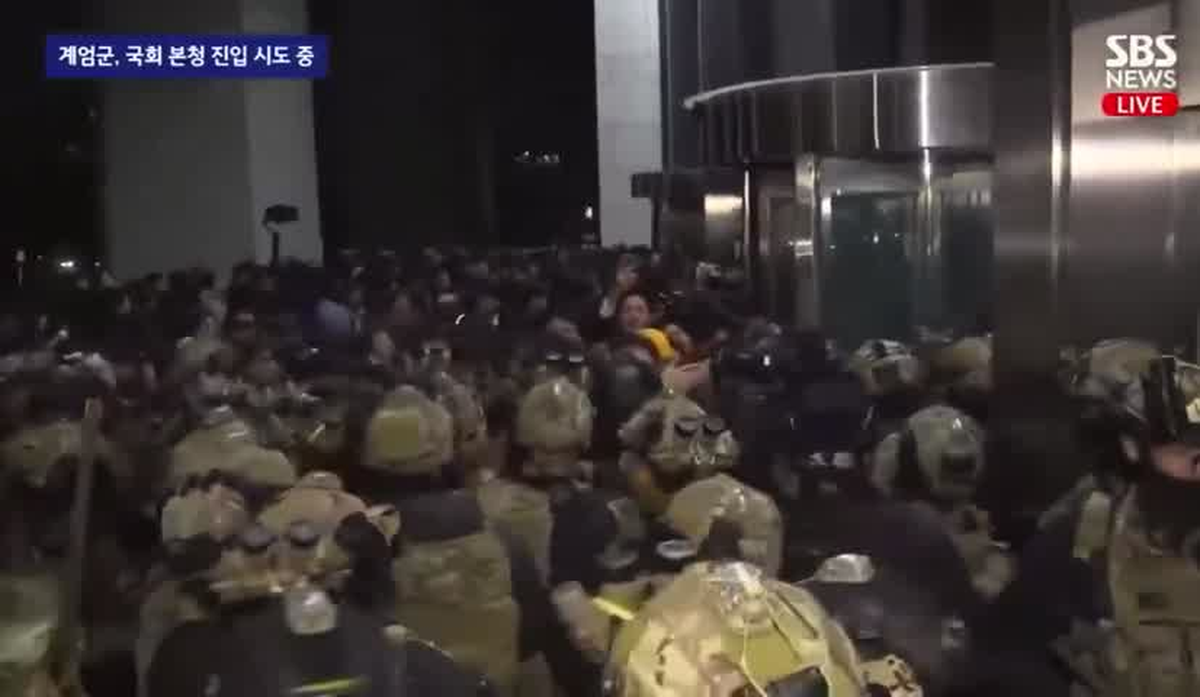 Manifestaciones a las afueras del Parlamento surcoreano | Gentileza Sbs News Manifestaciones a las afueras del Parlamento surcoreano | Gentileza Sbs News