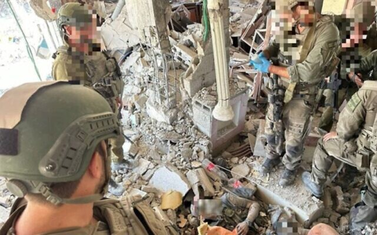 Las tropas de las FDI se encuentran junto al cuerpo de quien Israel cree que era el líder de Hamás, Yahya Sinwar. Fuente: Times Of Israel. Las tropas de las FDI se encuentran junto al cuerpo de quien Israel cree que era el líder de Hamás, Yahya Sinwar. Fuente: Times Of Israel.