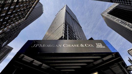 JPMorgan indicó en el SAR que alertaba debido a la cobertura mediática negativa sobre el presunto tráfico sexual de menores por parte de Epstein, los informes de prensa sobre las acusaciones de malversación de fondos por parte de Epstein como asesor de inversiones, su uso de múltiples cuentas, los bancos rusos y sus relaciones con dos presidentes estadounidenses.   JPMorgan indicó en el SAR que alertaba debido a la cobertura mediática negativa sobre el presunto tráfico sexual de menores por parte de Epstein, los informes de prensa sobre las acusaciones de malversación de fondos por parte de Epstein como asesor de inversiones, su uso de múltiples cuentas, los bancos rusos y sus relaciones con dos presidentes estadounidenses.