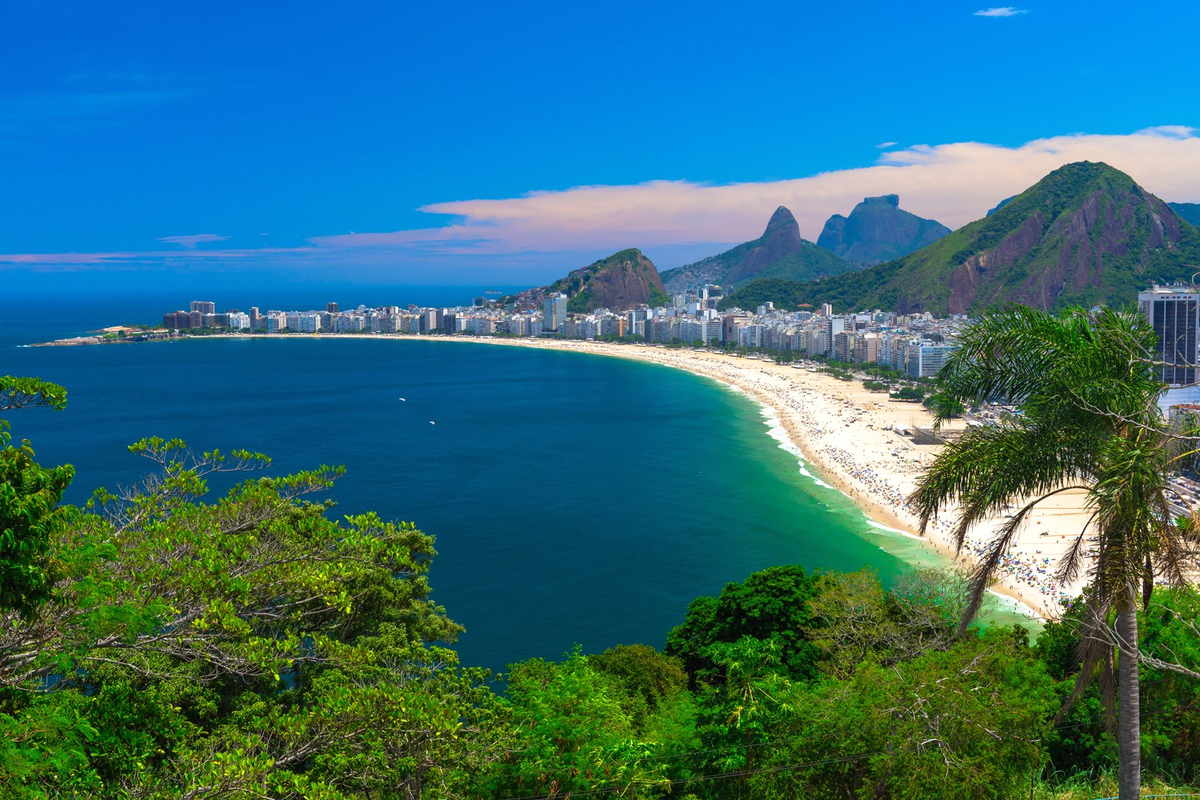 Las playas de Brasil son muy similares a las del Caribe, con arena blanca y aguas color turquesa.