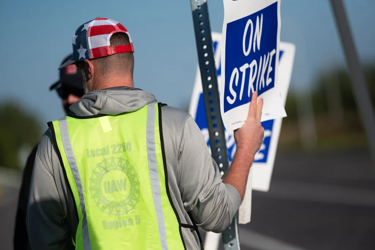 Trabajadores de GM del sindicato UAW Local 2250 en huelga frente a la planta de montaje de General Motors en Wentzville el 15 de septiembre, en Wentzville, Missouri Trabajadores de GM del sindicato UAW Local 2250 en huelga frente a la planta de montaje de General Motors en Wentzville el 15 de septiembre, en Wentzville, Missouri