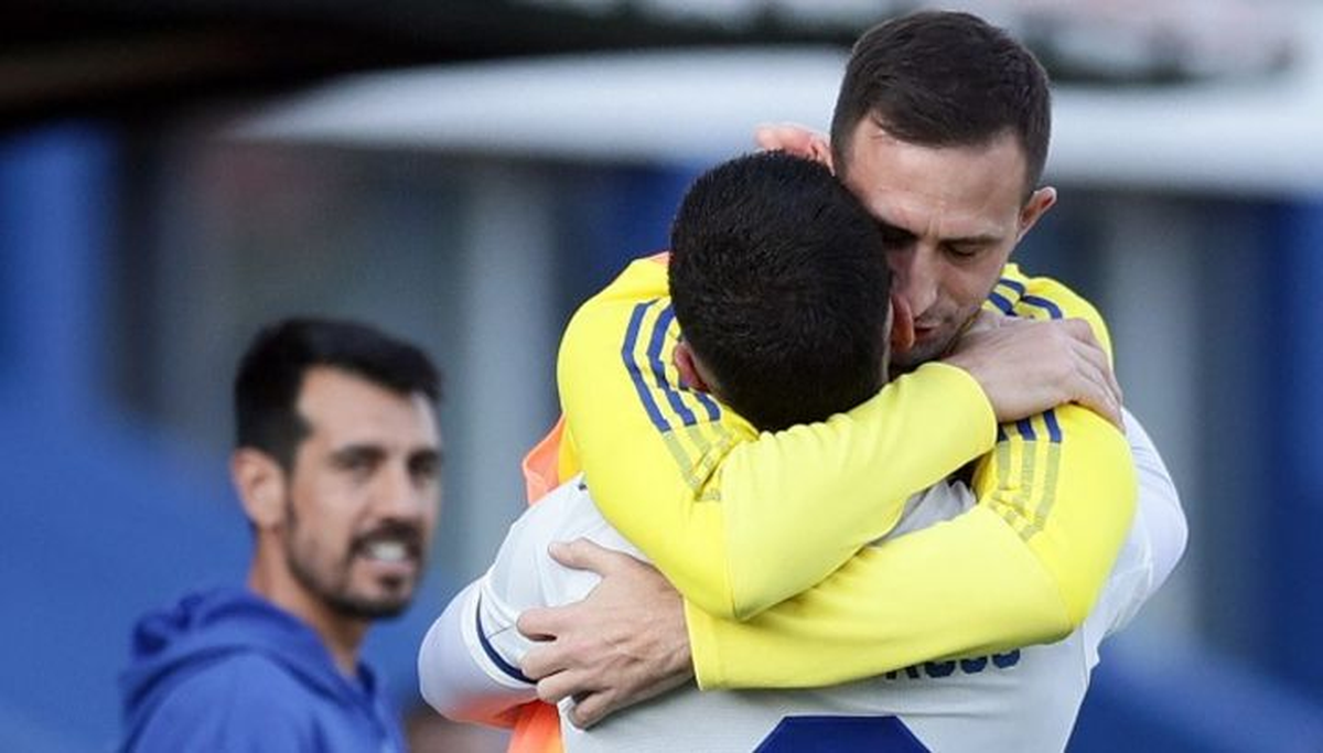 Marcos Rojo celebró junto al 'Cali', quien estaba en el banco de suplentes.