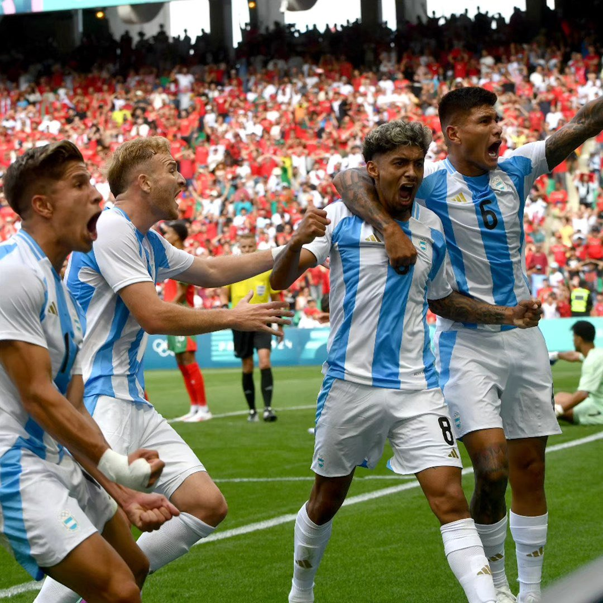 Cristian Medina y todo el equipo gritan el empate agónico de Argentina, que luego fue anulado Cristian Medina y todo el equipo gritan el empate agónico de Argentina, que luego fue anulado