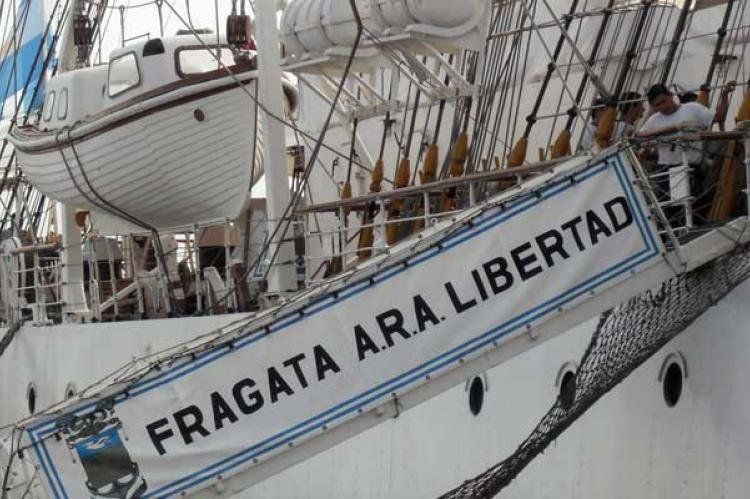 Fragata ARA Libertad en puerto... por muuuucho tiempo.