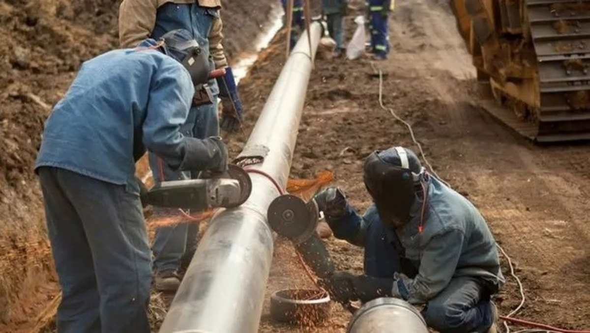 Desde la seccional Neuquén de la UOCRA, confirman que los despidos en Vaca Muerta son de trabajadores que realizaban tareas en las caleras Techint, Loma Campana, AESA y Pecom, que le prestan servicios a YPF. Desde la seccional Neuquén de la UOCRA, confirman que los despidos en Vaca Muerta son de trabajadores que realizaban tareas en las caleras Techint, Loma Campana, AESA y Pecom, que le prestan servicios a YPF.
