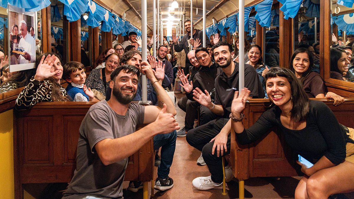 El Subte de Buenos Aires celebra la Semana de Mayo con un nuevo Paseo Histórico de la mano de “Las Brujas”. El Subte de Buenos Aires celebra la Semana de Mayo con un nuevo Paseo Histórico de la mano de “Las Brujas”.