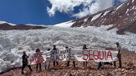 Guardianes del Agua, de la Asamblea Jáchal No Se Toca contra el proyecto Josemaría: Sin glaciares no hay río y sin río no hay pueblo. Guardianes del Agua, de la Asamblea Jáchal No Se Toca contra el proyecto Josemaría: Sin glaciares no hay río y sin río no hay pueblo.