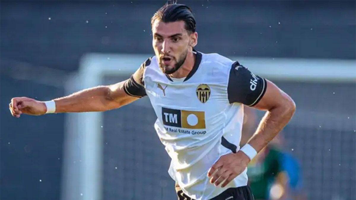 Rafa Mir, futbolista español que actualmente se desempeña en el Valencia, fue detenido por la Guardia Civil de ese país tras ser denunciado por agresión sexual. Rafa Mir, futbolista español que actualmente se desempeña en el Valencia, fue detenido por la Guardia Civil de ese país tras ser denunciado por agresión sexual.