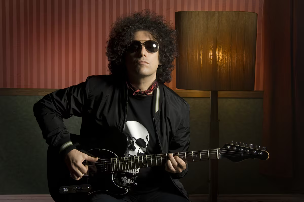 Después de estar años en el extranjero, Calamaro volvió a Argentina con un concierto llamado, muy adecuadamente, "El regreso". También obtuvo cinco Grammys Latinos. Después de estar años en el extranjero, Calamaro volvió a Argentina con un concierto llamado, muy adecuadamente, "El regreso". También obtuvo cinco Grammys Latinos.