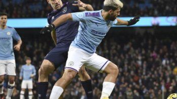 Tras ser excluido de la UEFA, el City, con Agüero y Otamendi, ganó pero está lejos de Liverpool