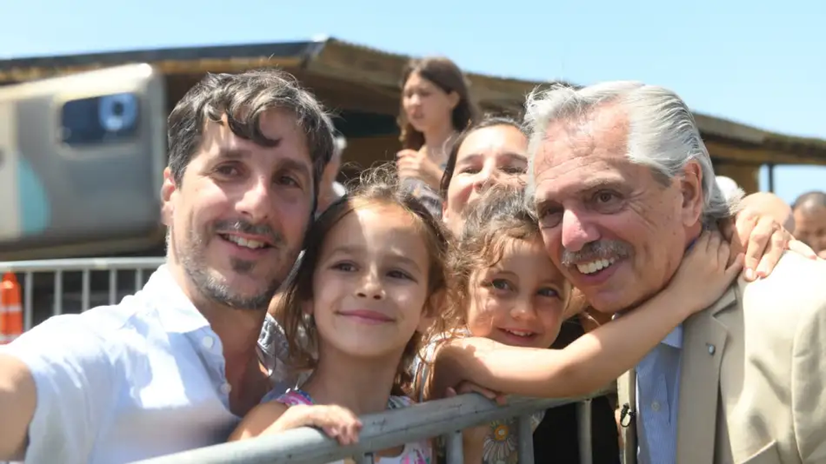 Alberto Fernández en Miramar, donde la recorrida terminó con abucheos e insultos.