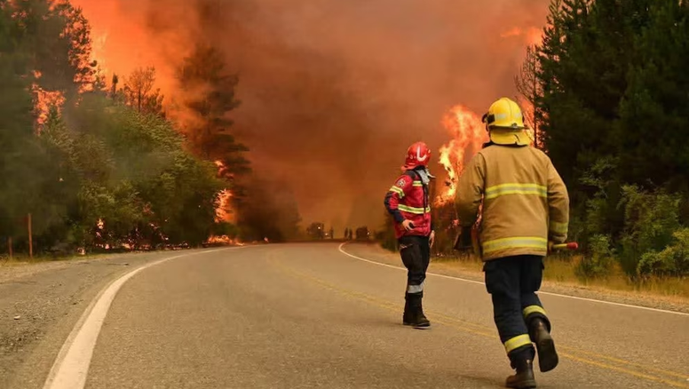 Incendios forestales: El fuego cruzó la Ruta 40, hubo corte total y más de 3.000 evacuados