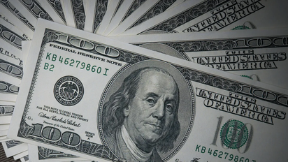Dólar CCL cae 4,9%, perfora los $900 y la brecha llega a 12%