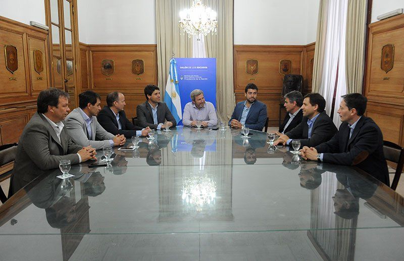 El ministro del Interior recibió a los jefes comunales para hablar de obras y de crear una organización de municipios alternativa a la FAM.