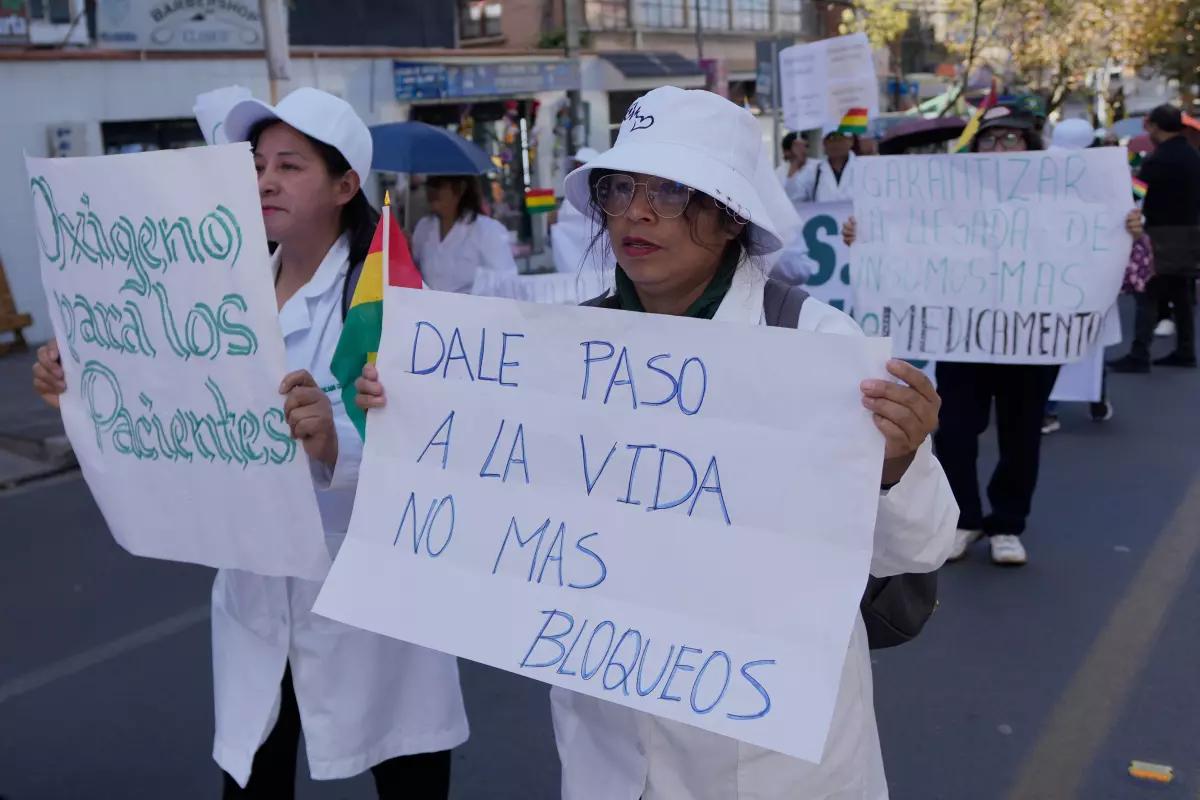 Personal sanitario sostiene una pancarta en la que se lee “Dale paso a la vida, no más bloqueos” durante una marcha contra los manifestantes que bloquean el acceso a la ciudad, en La Paz (Bolivia), el jueves 28 de mayo de 2026. (Juan Karita / Ap Photo/juan Karita) Personal sanitario sostiene una pancarta en la que se lee “Dale paso a la vida, no más bloqueos” durante una marcha contra los manifestantes que bloquean el acceso a la ciudad, en La Paz (Bolivia), el jueves 28 de mayo de 2026. (Juan Karita / Ap Photo/juan Karita)