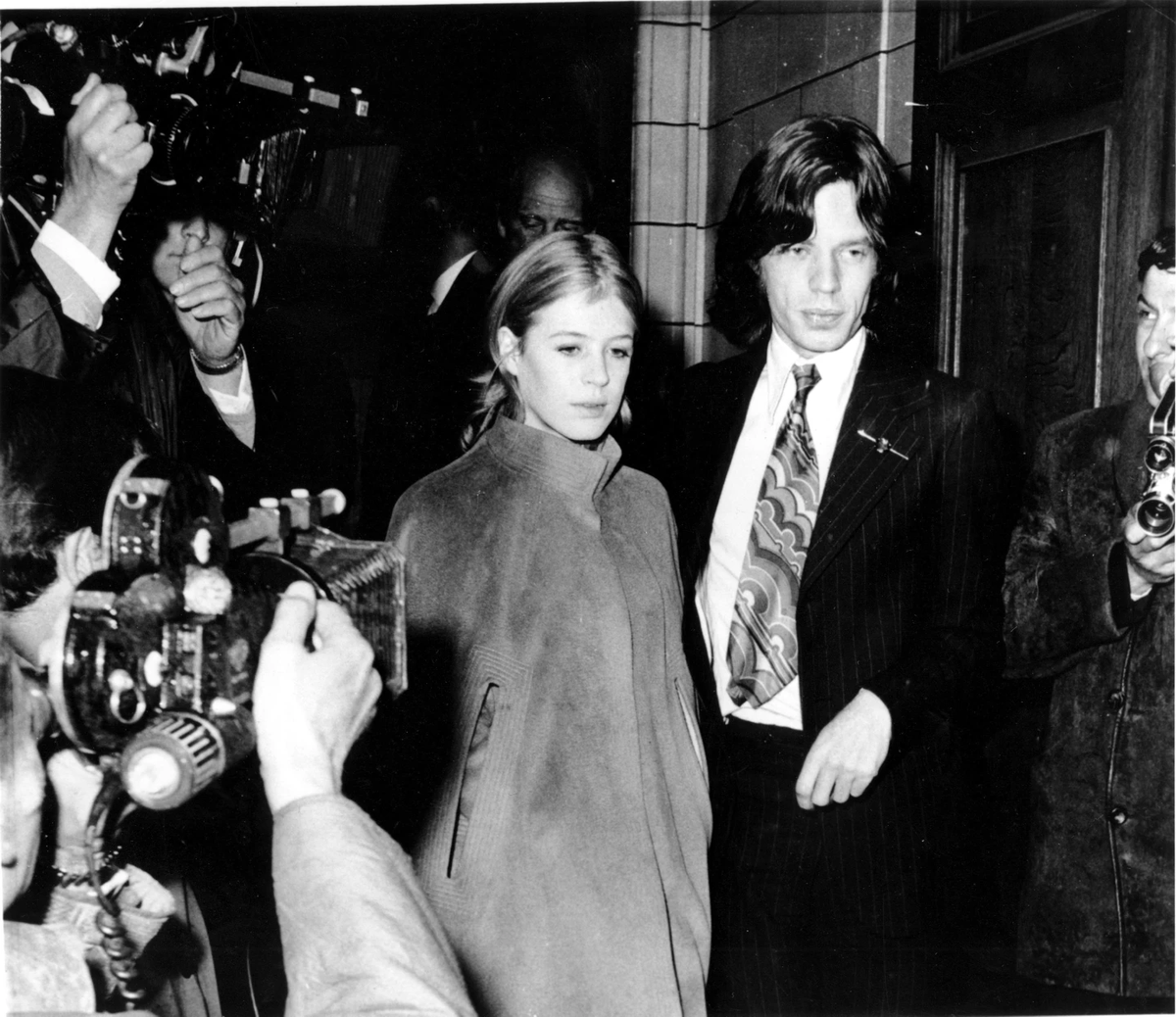 Marianne Faithfull entró en la escena artística de muy joven y se vinculó con los Rolling Stones, particularmente con Mick Jagger, con quien tuvo una relación sentimental. Marianne Faithfull entró en la escena artística de muy joven y se vinculó con los Rolling Stones, particularmente con Mick Jagger, con quien tuvo una relación sentimental.