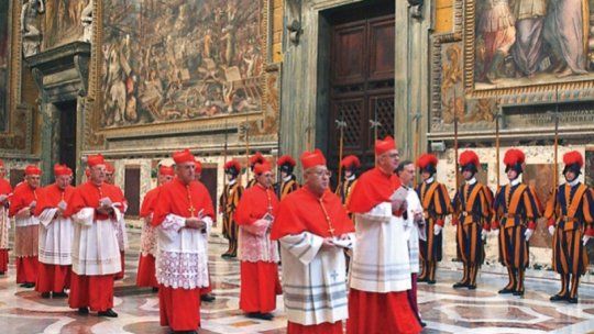 Cónclave de cardenales en la Capilla Sixtina