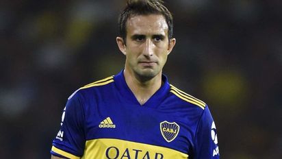 Carlos Izquierdoz se despidió y hubo palito para Riquelme
